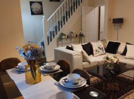 Three Bed House in Warrington with free on-site Parking Sleeps 5，位于沃灵顿的酒店