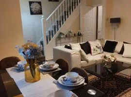 Three Bed House in Warrington with free on-site Parking Sleeps 5