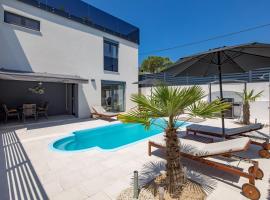 Modern Holiday House Jadranka With Pool - Happy Rentals，位于皮内兹齐的酒店