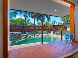 Holloways Beach Haven 4BR - Pool, 300 mtrs to beach，位于Holloways Beach的酒店