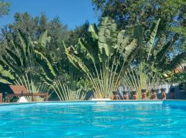 Pasak River Homestay，位于Ban Bung (2)的带泳池的酒店