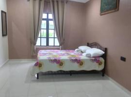 Yasmeen Studio Roomstay Kijal - Room 2 - FOR TWO PERSON ISLAM GUEST ONLY，位于科亚的度假屋