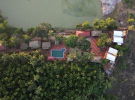 Aashrayam Hotels & Resorts Lake view，位于Honāvar的酒店