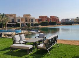 Luxury 3BR Townhouse, Tawila, El Gouna, Lagoon & Pool access，位于赫尔格达的酒店