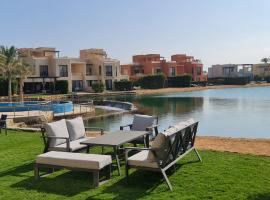 Luxury 3BR Townhouse, Tawila, El Gouna, Lagoon & Pool access，位于赫尔格达的度假屋