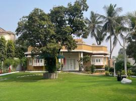 Chandan Villa - The Luxury Private Villa，位于苏拉特的度假屋