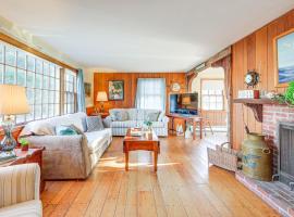 Cape Cod Cottage with Private Dock on Bass River，位于西丹尼斯的酒店