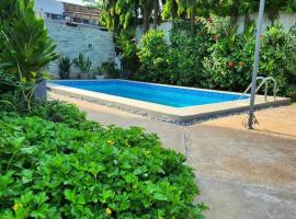 Escapade dans un jardin avec piscine，位于洛美的酒店