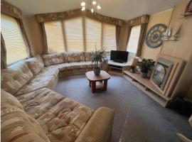 Spacious & welcoming 6th Berth Caravan California Cliffs Holiday Park, Norfolk Coast，位于Scratby的度假园