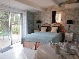 Chambre Bed and Breakfast dans villa，位于昂蒂布的住宿加早餐旅馆