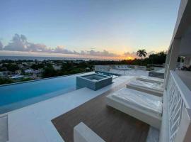 Luxury 4 Bed Villa in Barbados with amazing views，位于布里奇敦的酒店