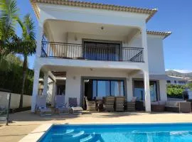 17 ° West, Lux. Inf. Pool villa, 5 minutes to the sandy beach, WiFi