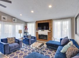 Pet-Friendly Narragansett Home with Deck and Gas Grill，位于纳拉甘西特的酒店