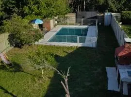 Casa con pileta, jardín, cochera y parrilla en Chascomús. Capac. 4 personas