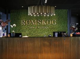 R&oslash;mskog Spa & Resort - Unike Hoteller，位于R&oslash;mskog的带泳池的酒店