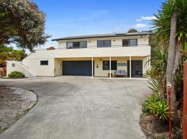 The Bowentown Bach - Waihi Beach Upstairs Unit，位于卡蒂卡蒂的酒店