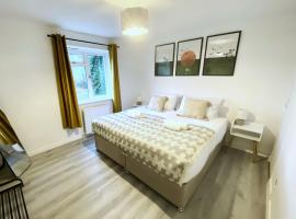 Home in Farnborough with Free Parking, Wifi & Netflix，位于法恩伯勒的酒店