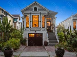 Garden Level Flat in 1885 Queen Anne Victorian Cottage in Alameda，位于阿拉米达AMF南岸车道附近的酒店