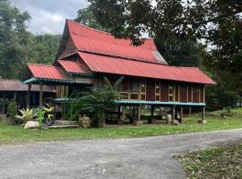 Kampung House (Minang) in Hulu Yam, Batang Kali，位于峇冬加里的度假屋