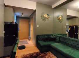Four Angels' Staycation Trees Residences near SM Fairview，位于马尼拉的酒店