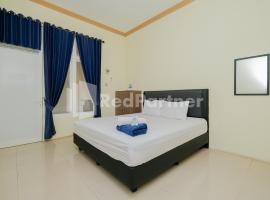 Grand Kencana Guesthouse Syariah near Wisata Bahari Lamongan，位于Paciran的酒店