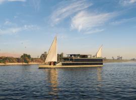 AQUA THE DAHABEYA - Sundays from Luxor & Fridays from Aswan - Available for Private Bookings，位于卢克索卢克索国际机场 - LXR附近的酒店