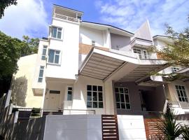 Shamrock Breeze Villa: Coastal Haven for 29 Guests，位于峇都丁宜的酒店