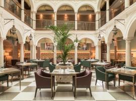 Palacio Solecio, a Small Luxury Hotel of the World，位于马拉加的带泳池的酒店