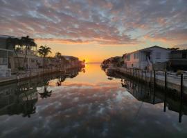 Pelican's Roost, Waterfront comfort at Venture Out，位于Cudjoe Key的带按摩浴缸的酒店