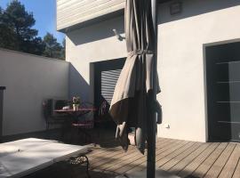 Calme, confort et espace dans villa d’architecte，位于Laudun的酒店
