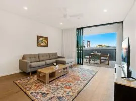 Excellent location Luxury 2BR apt w carpark