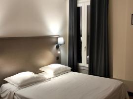 HÔTEL ROYAL MONTREUIL，位于蒙特勒伊的酒店
