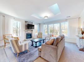 3BR Riverfront Home with kayaks and Game room，位于锡福德的酒店