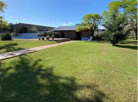 Quincho de huéspedes -parque , parrilla y pileta-，位于阿雷西费斯的酒店