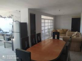 Casa para grupos hasta de 20 personas Frente al parque industrial Zilum Park Crown Iberdrola hunter Douglas，位于Dulces Nombres的酒店