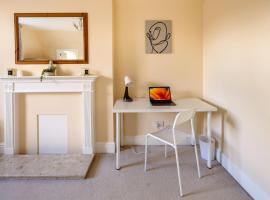 Guildford Station with Parking，位于Stoughton的酒店