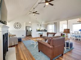 Beachfront Bandon Vacation Rental with Ocean View!，位于班敦的酒店