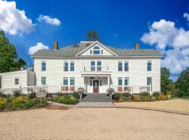 Everett Estate 11 Bedrooms, 14 Baths, Sleeps 30，位于Nellysford的酒店