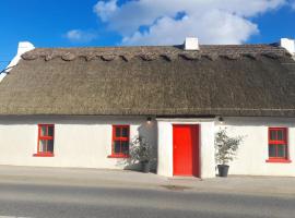 Luxury 300yr old Irish thatch cottage close to sea，位于Rush的酒店