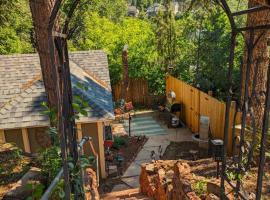 The Nest Cottage with Hot Tub in Downtown Manitou Springs，位于马尼温泉的酒店