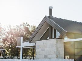 Maple Cottages, Berry - by Linnaeus Collection，位于贝利的酒店