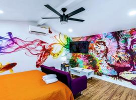 Phoenix Retreat - Studio with King Bed - 10 min from Airp - Unit C，位于凤凰城的酒店