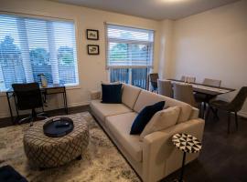 Modern & Cozy Retreat Lake Ontario & Wine Country，位于格里姆斯比的酒店