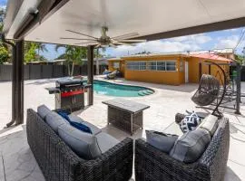 Paradise with private pool Sleeps 10 near the beach