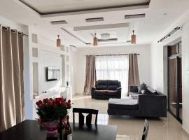 Executive 4 bedroom house with 4 beds .，位于卢萨卡的乡村别墅