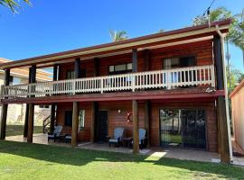 Beachside Modern Cedar Home，位于Emu Park的酒店