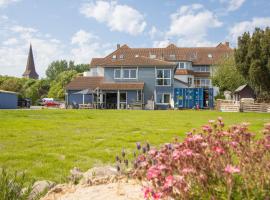 Hostel oder Ferienwohnung 1-16 Personen im BLAUEN HAUS，位于费马恩的带热水浴缸的酒店