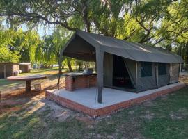 Riverbend Camp - Self-catering Luxury Glamping Tent，位于Christiana的豪华帐篷