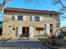 Gîte à la campagne avec jardin et piscine，位于布朗斯的酒店