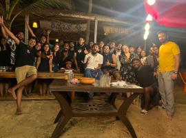 Revibe Beach Hostel Gokarna，位于戈卡尔纳的带停车场的酒店